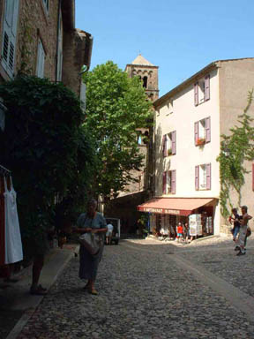Rue ombrage de Moustiers