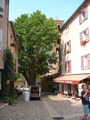 En descendant Moustiers