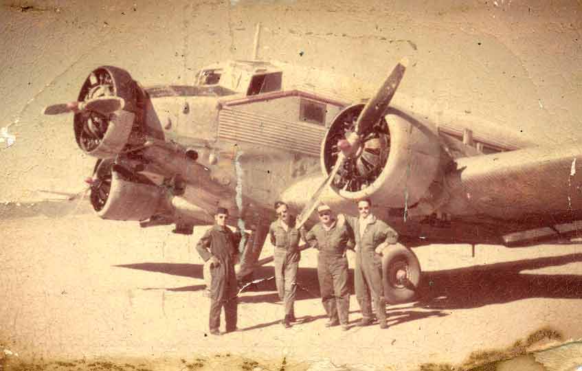 Notre quipage  sur JU52  l'issue 
d'un atterrissage mouvement vers Edjel